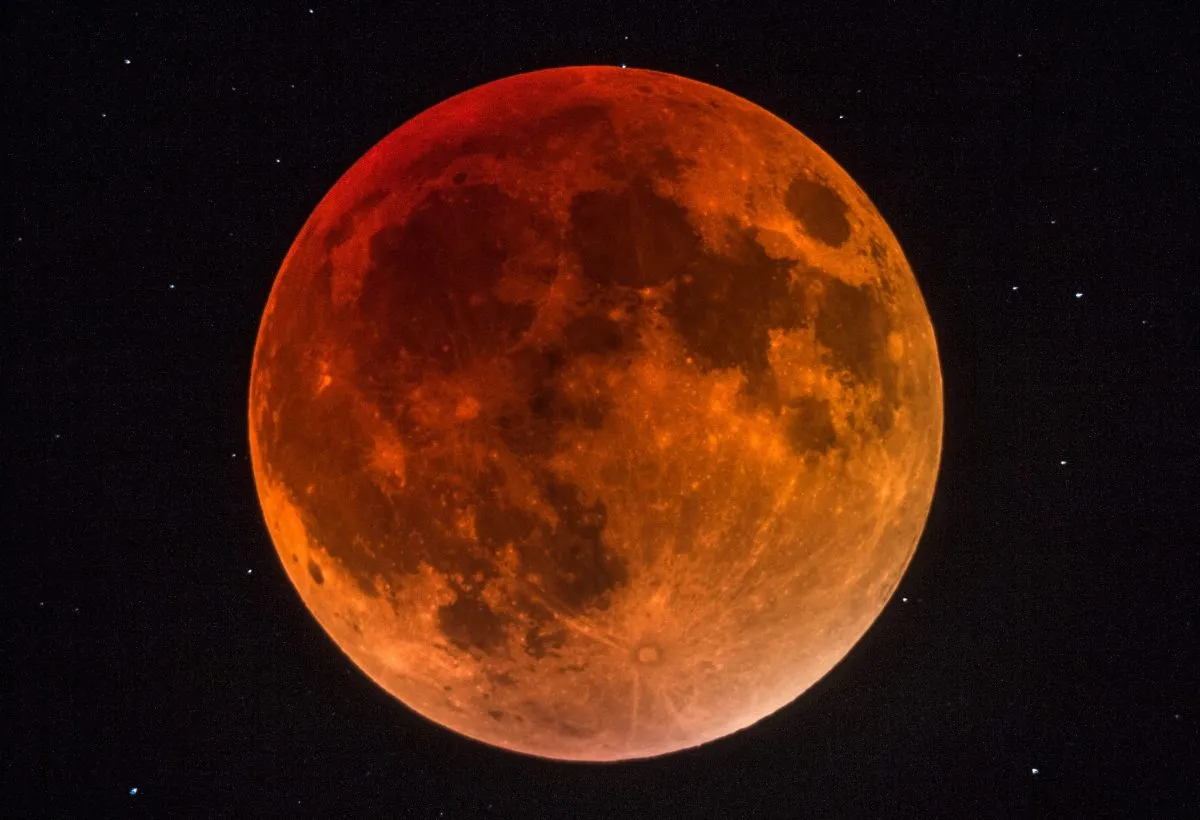 Total lunar eclipse, 28 September 2015, by William Doyen, Brittany, France.