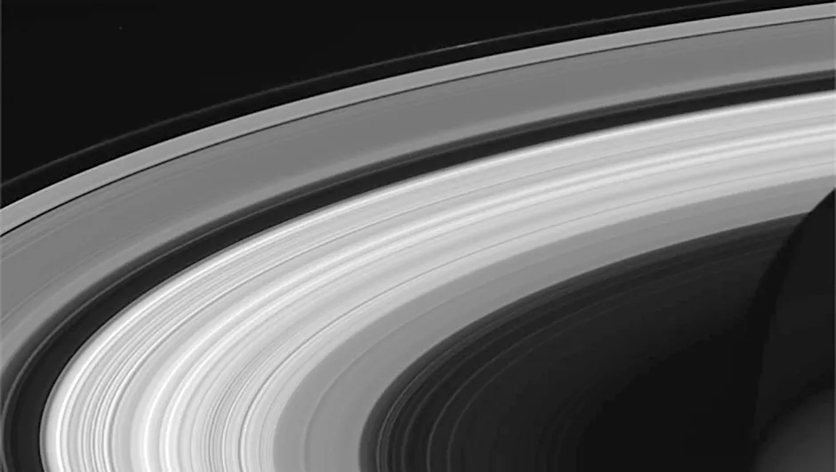 Les lacunes dans les anneaux de Saturne pourraient être causées par les lunes qui gravitent autour d'eux.  La même chose pourrait-elle être vraie pour le J1407b ?  Source de l'image : NASA/JPL-Caltech/Space Science Institute