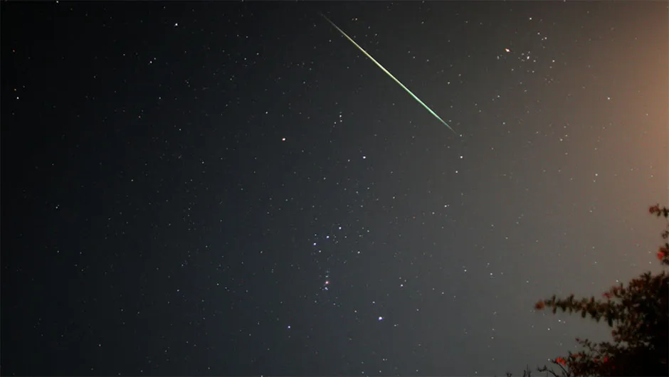 A Geminid meteor streaking across the December night sky. Credit: Pete Lawrence