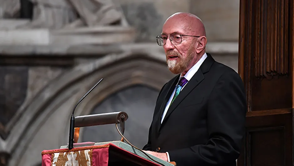 American theoretical physicist and Nobel laureate Kip Thorne addresses mourners at the memorial service. (BEN STANSALL/AFP/Getty Images)