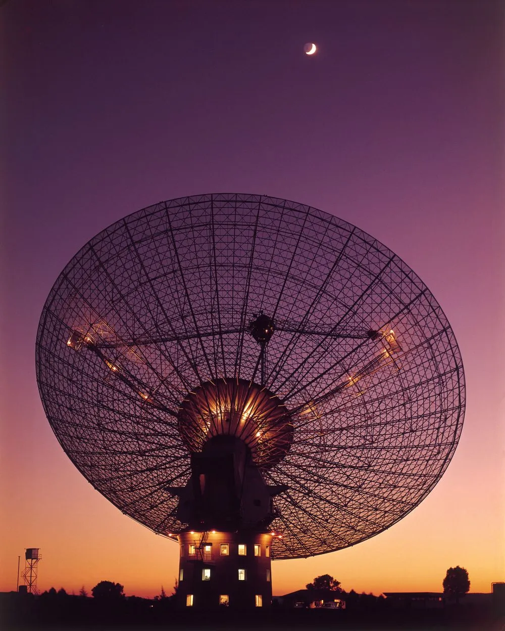 An image of the Parkes radio telescope captured in 1969, around the same time as the Apollo 11 moonlanding. Credit: CSIRO