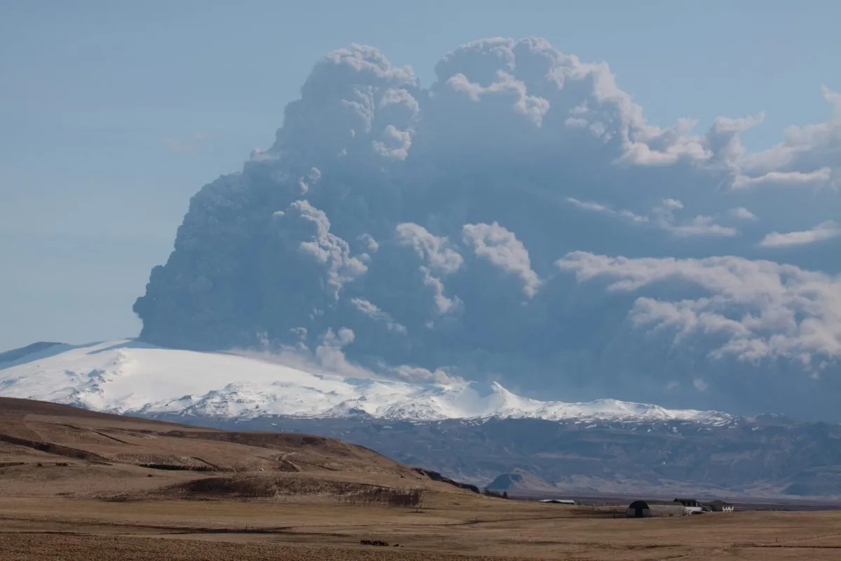 The Eyjafjallajökull glacier and volcano eruption as seen from Hvolsvöllur, 17 April 2010. Credit: Henrik Thorburn (en.wikipedia.org/wiki/2010_eruptions_of_Eyjafjallajökull)