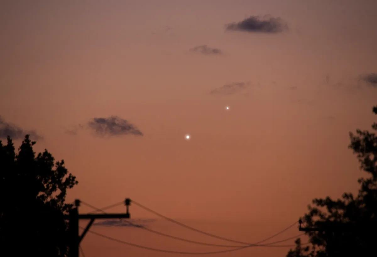Mercury and Venus appear close from 24-26 May. They’re just over a degree apart on 25 May. Credit: Pete Lawrence