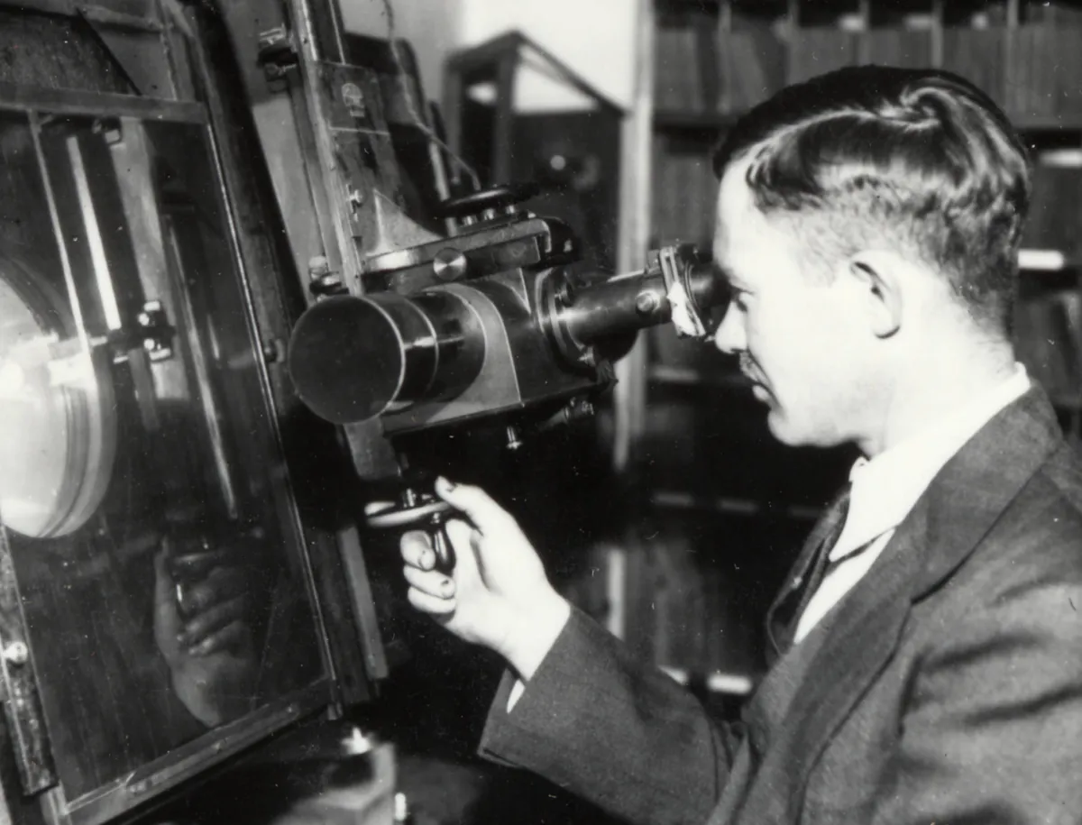 Clyde Tombaugh pictured at a Zeiss Blink Comparator, a machine used in the discovery of Pluto. Credit: Lowell Observatory Archives