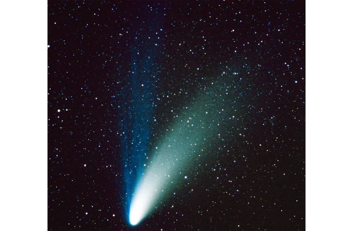 Comet Hale-Bopp photographer by Linda Davison from the Lake District, 29 March 1997. Credit: Linda Davison