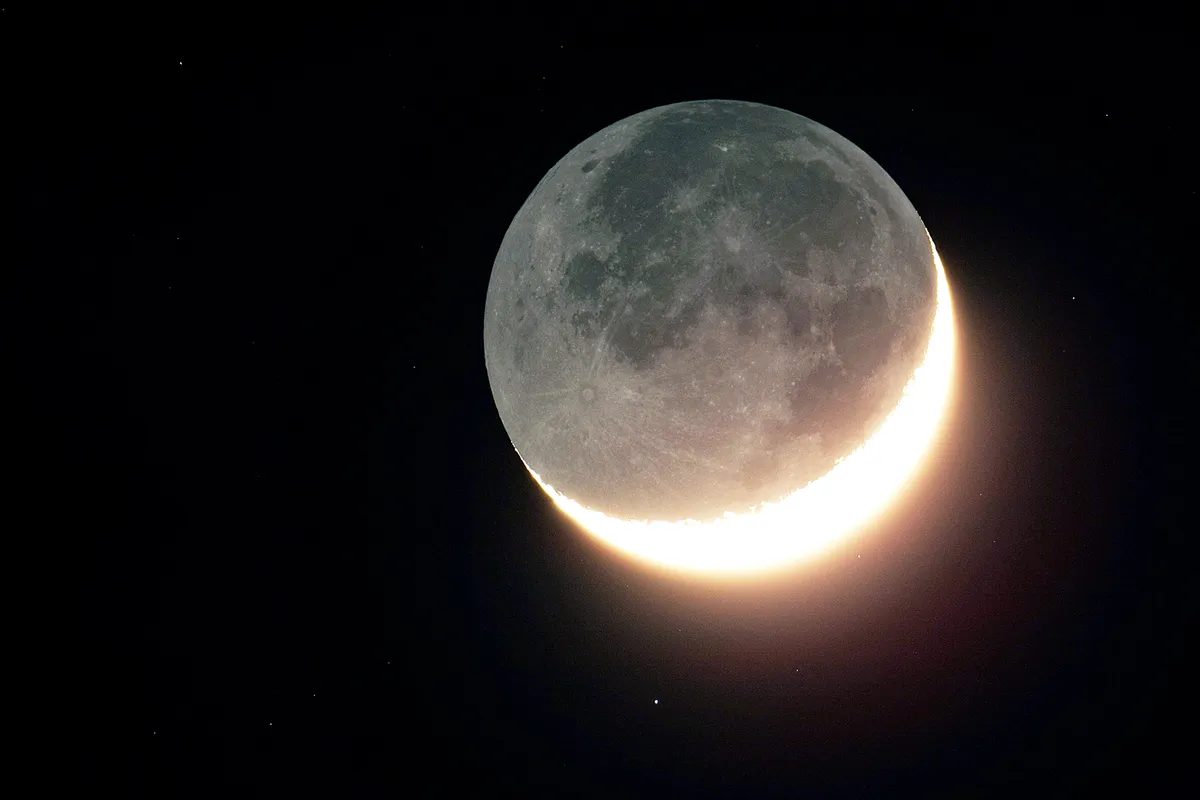 Also known as the Da Vinci Glow, earthshine allows us to see features on the Moon’s dark side. Credit: Pete Lawrence