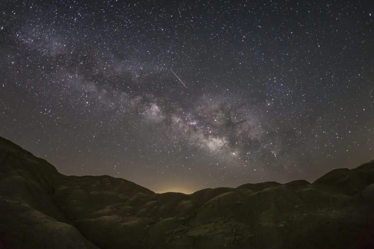 A Lyrid meteor and the Milky Way, Anza-Borrego Desert, California. Credit: Kevin Key / Slworking / Getty
