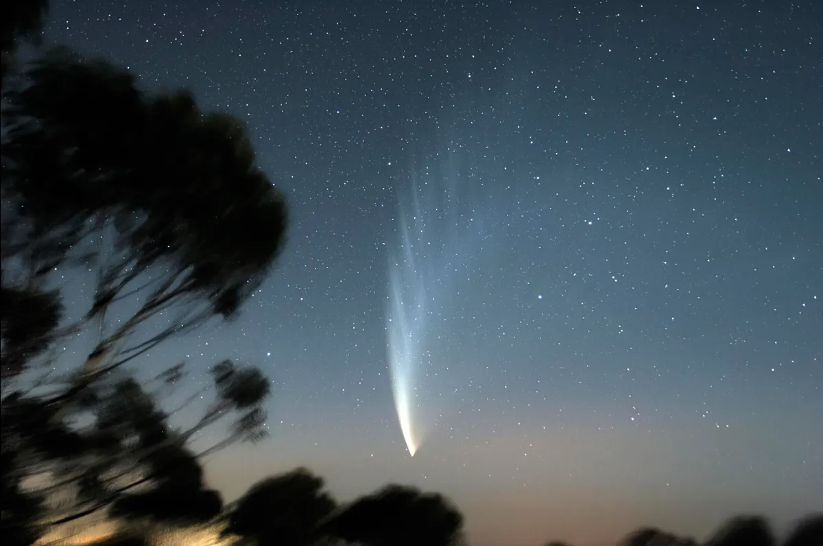 Comet McNaught P1 viewed from Mount Macedon, Victoria, Australia, 24 January 2007. Credit: Stocktrek Images / Getty Images