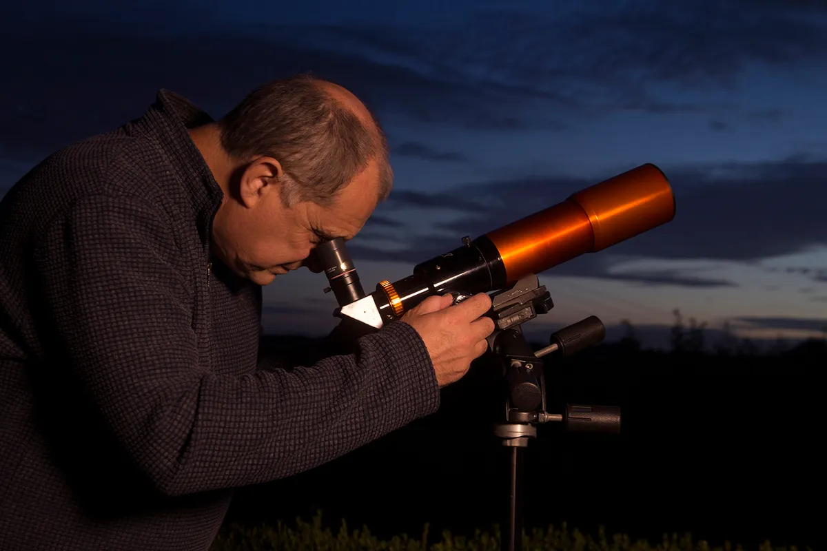 A small refractor on a sturdy tripod with an eyepiece. Credit: Pete Lawrence