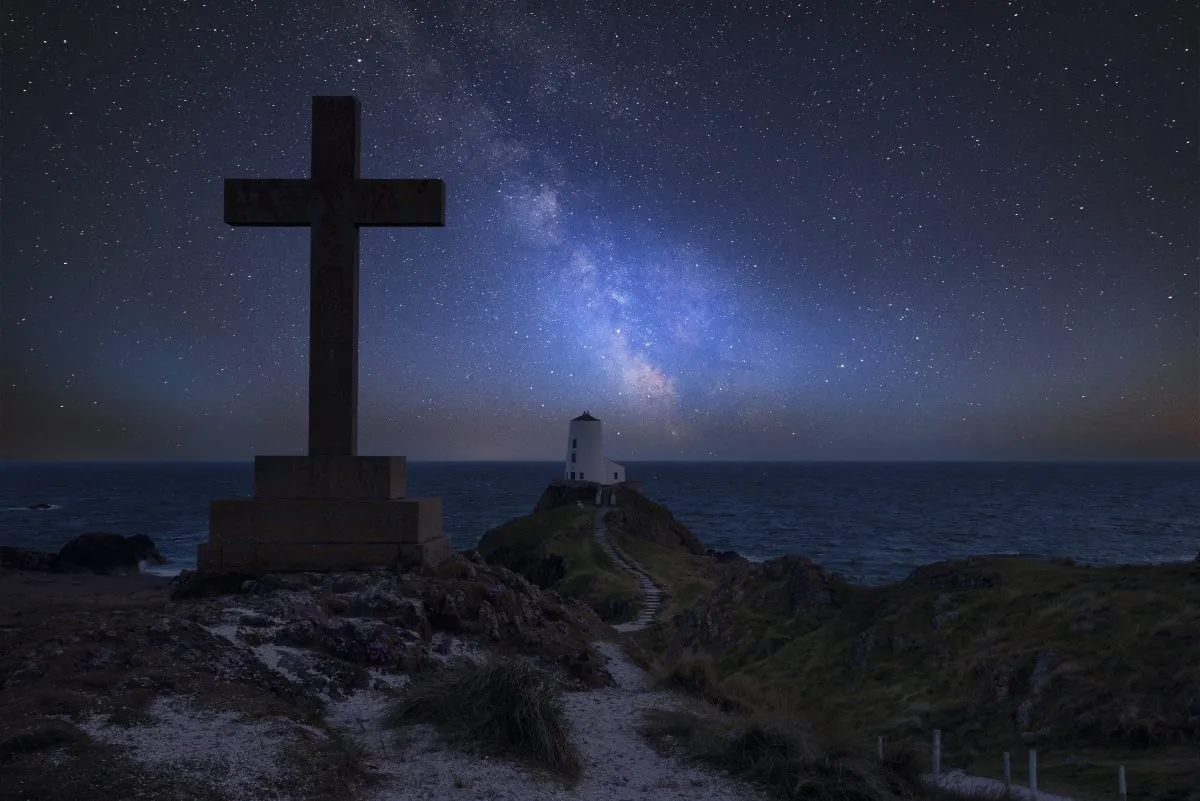 A view of the Milky Way above Ynys Llanddwyn Island in Angelsey, Wales. Credit: Matt_Gibson / Getty Images