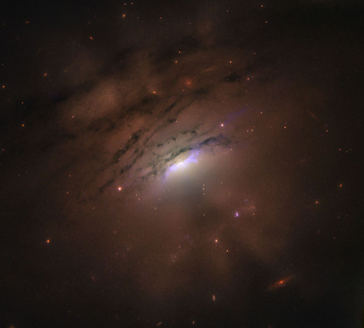 Astronomers capture shadow of dust disc around supermassive black hole ...