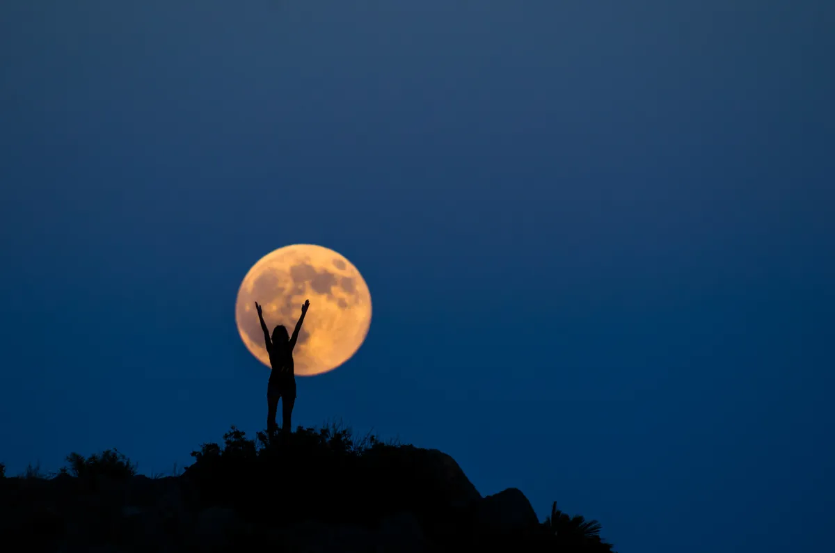 The Moon appears bigger to the naked eye when it's closer to the horizon. This is known as the Moon illusion. Credit: Manuel Breva Colmeiro / Getty Images