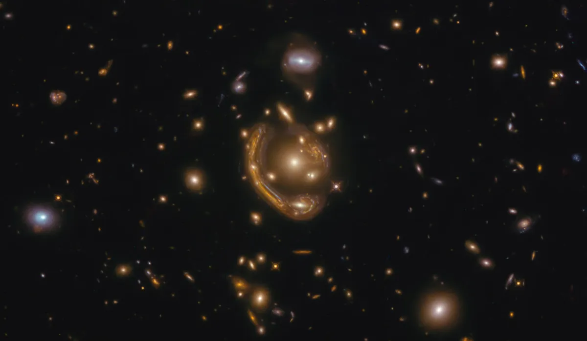 EINSTEIN RING / GAL-CLUS-022058s HUBBLE SPACE TELESCOPE, 14 DECEMBER 2020 Credit: ESA/Hubble & NASA, S. Jha. Acknowledgement: L. Shatz