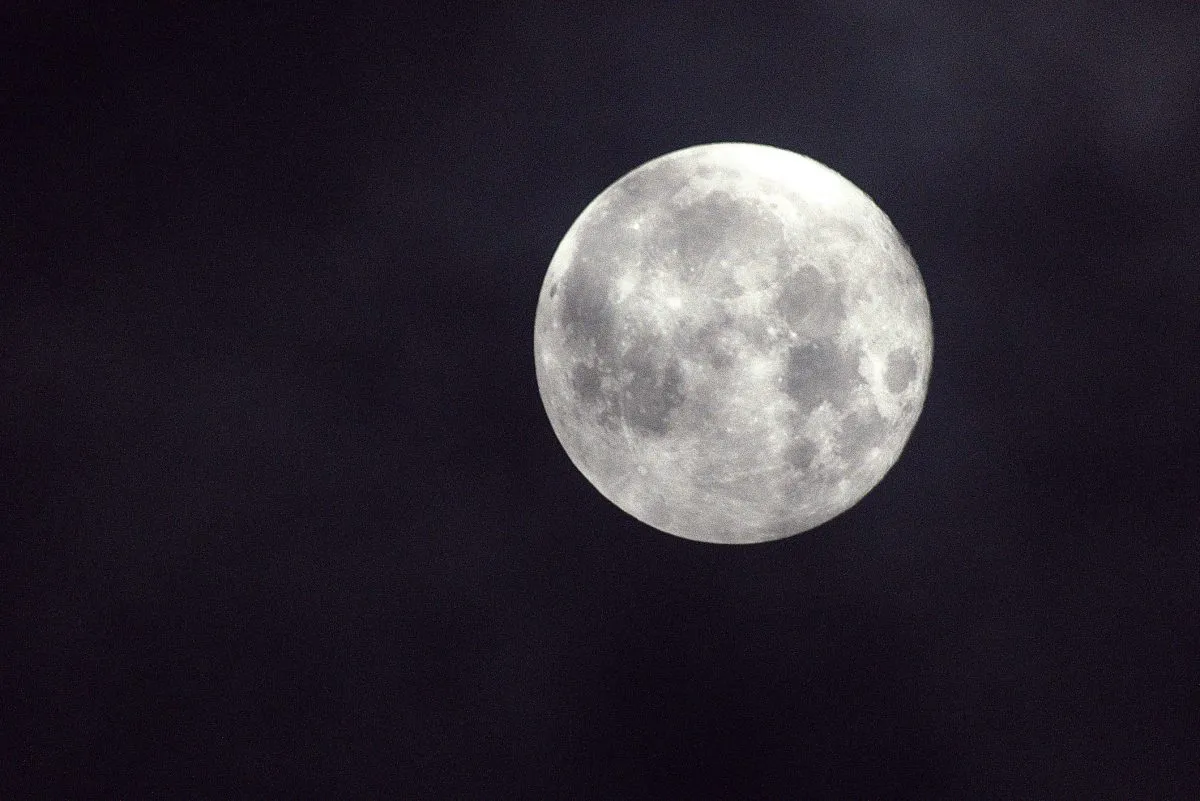 Light from the Moon travels at 300,000 km/s and can reach Earth in just under 1.3 seconds. Credit: David Willacy / EyeEm
