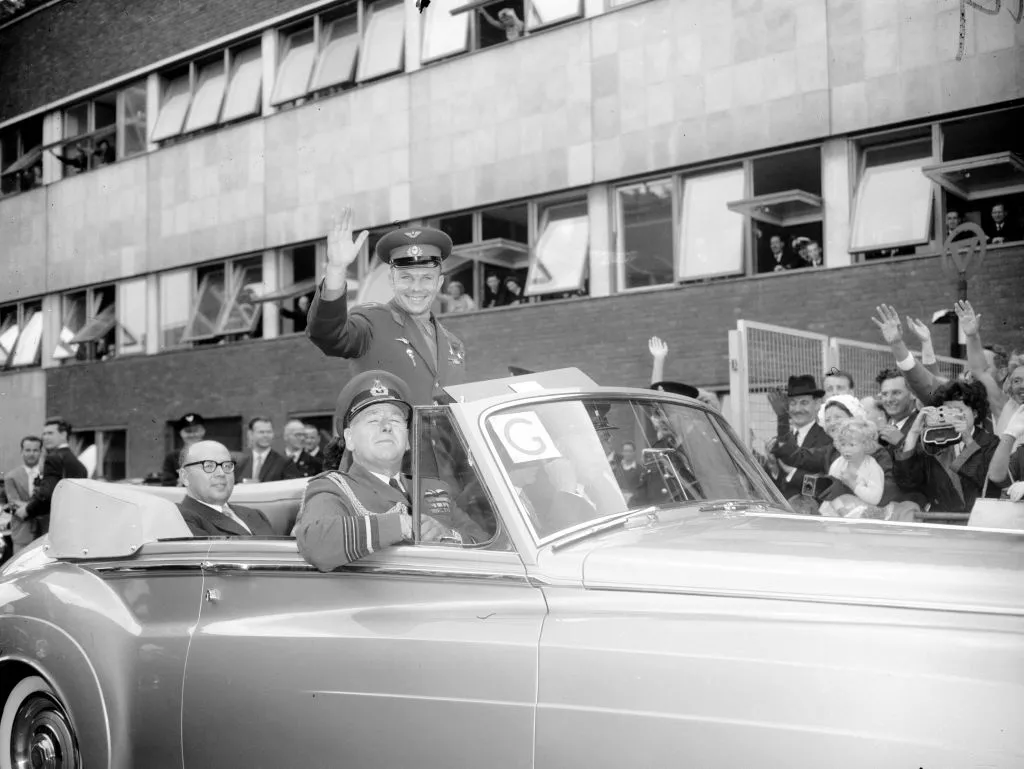 Yuri Gagarin leaves London airport in a Rolls Royce at the beginning of his visit to the UK, 11 July 1961. Photo by Douglas Miller/Keystone/Getty Images.