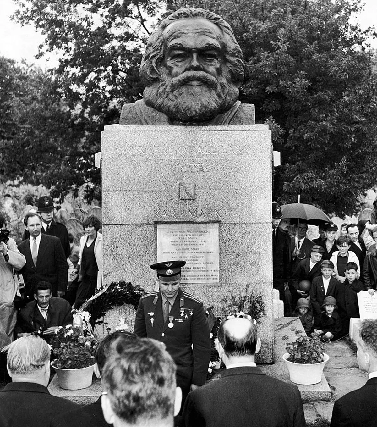Yuri Gagarin lays a wreath on the grave of Karl Marx at London’s Highgate Cemetery, 14 July 1961. Photo by Harlow, Eric/Mirrorpix/Mirrorpix via Getty Images.