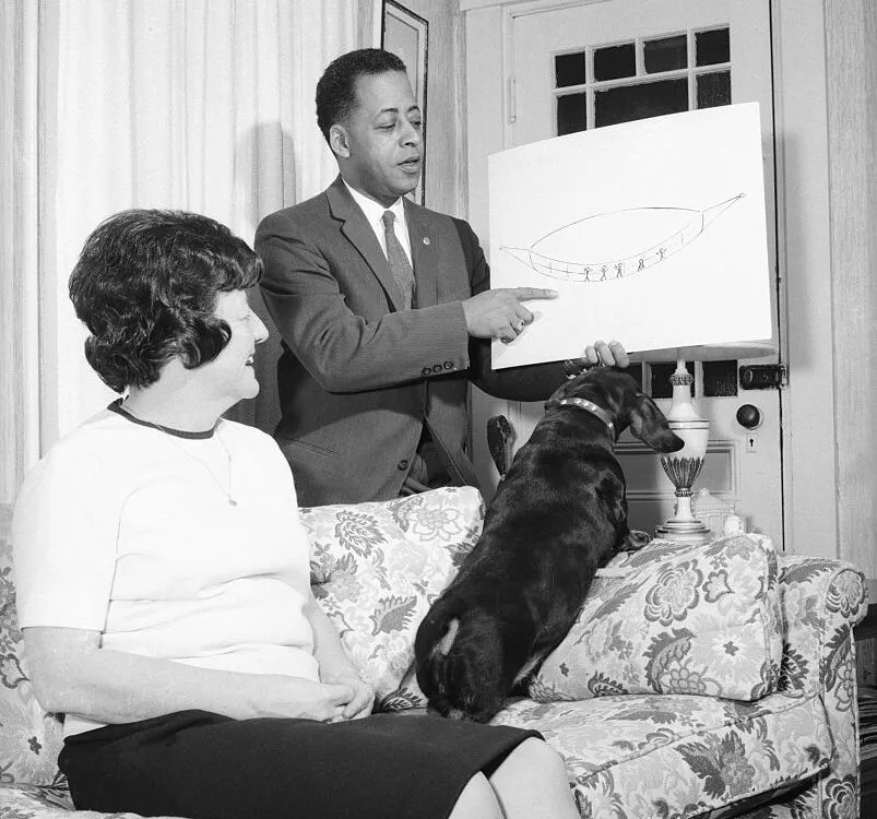 Betty and Barney Hill describing their UFO experience with the help of a diagram. Credit:
