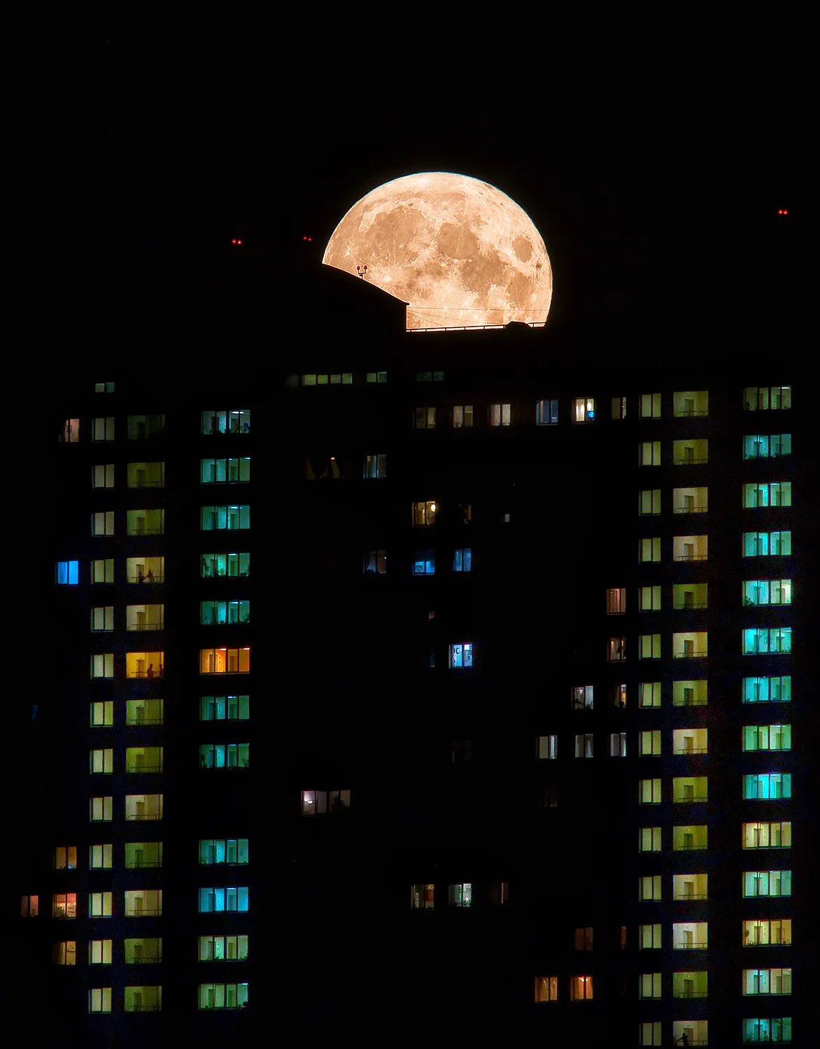 The Full Moon in Moscow © Anna Kaunis (Russia), Hodynka, Moscow, Russia, 3 July 2020. Equipment: Nikon Z6 camera, 200–500mm lens at 500 mm f/22, ISO 400, 0.25-second exposure