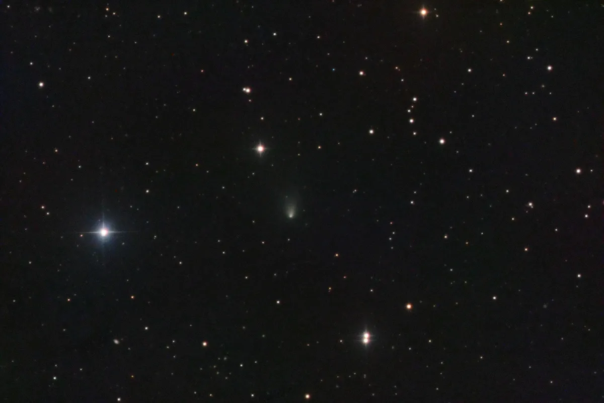 Comet C/2021 A1 (Leonard) photographed at 11:38 UTC on 5 October 2021 by José J. Chambo, from Mayhill, New Mexico, USA. Equipment: FLI PL6303E camera, Planewave 17
