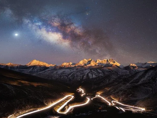 The Starry Sky Over the World’s Highest National Highway by Yang Sutie, Shannan, Tibet. Equipment: SIGMA ILCE-1 camera, 20 mm f/2.8, ISO 800, 245-second total exposure.