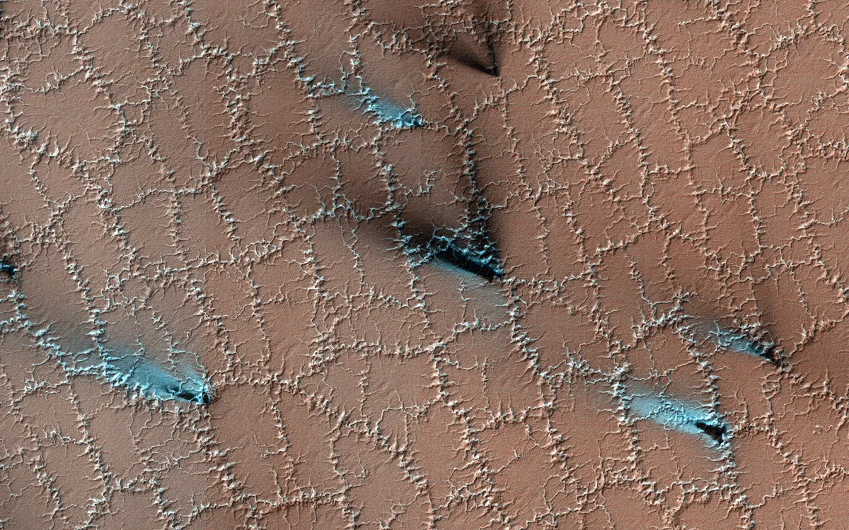 Water ice and dry ice on Mars Mars Reconnaissance Orbiter, 27 June 2022 Credit: NASA/JPL-Caltech/University of Arizona