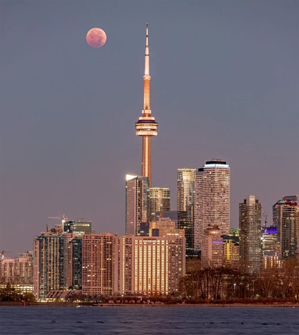 The total lunar eclipse of 8 November 2022 captured by Felix Zai from Toronto, Canada. Equipment: Canon 6D MarkII. Sigma 150-600mm lens.