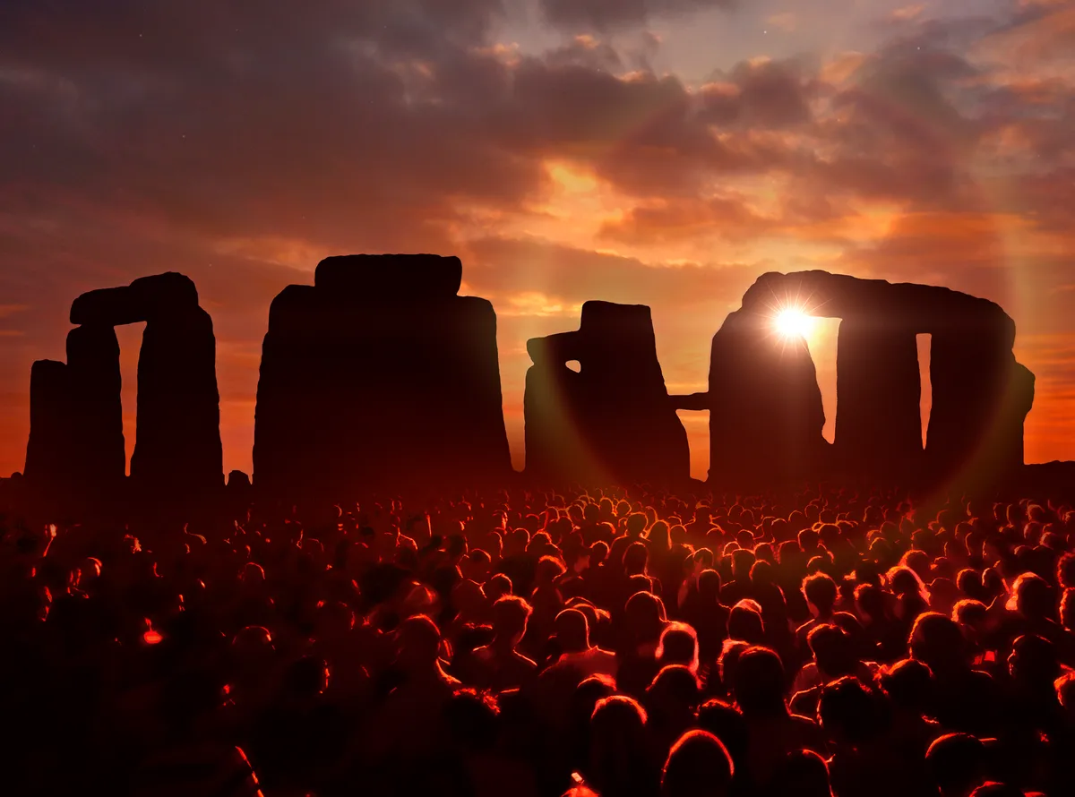 Illustration of people gathering at Stonehenge to witness the summer solstice. Credit: Mark Garlic / Science Photo Library