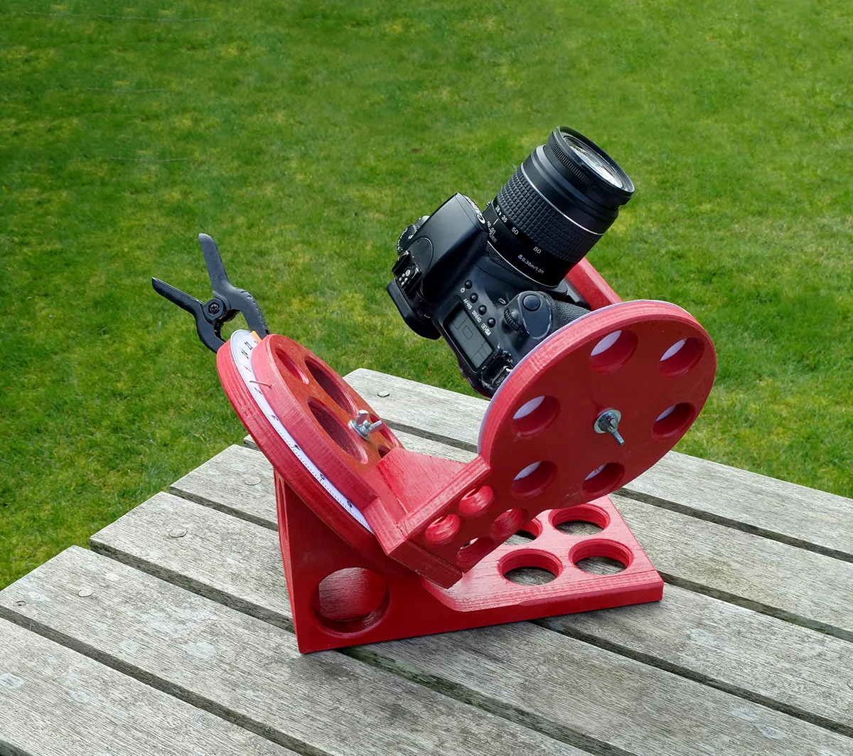 A homemade EQ camera mount for astrophotography. Credit: Mark Parrish
