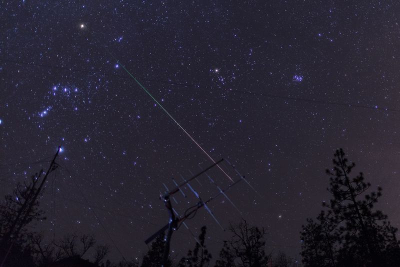 Meteoro Geminid sobre antena de radio satelital.  Crédito: Fotografía de David Hoffman/Getty Images