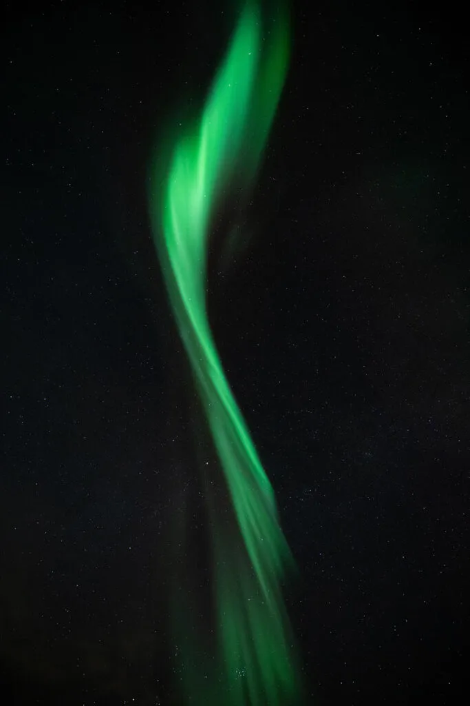 Pincelada © Mónica Deviat.  Ubicación: Utsjoki, Laponia, Finlandia.  Ganador, categoría Aurora Boreal.  Tomada con una Nikon D850, 14 mm f/2,8, ISO 3200, exposición de 4 segundos.