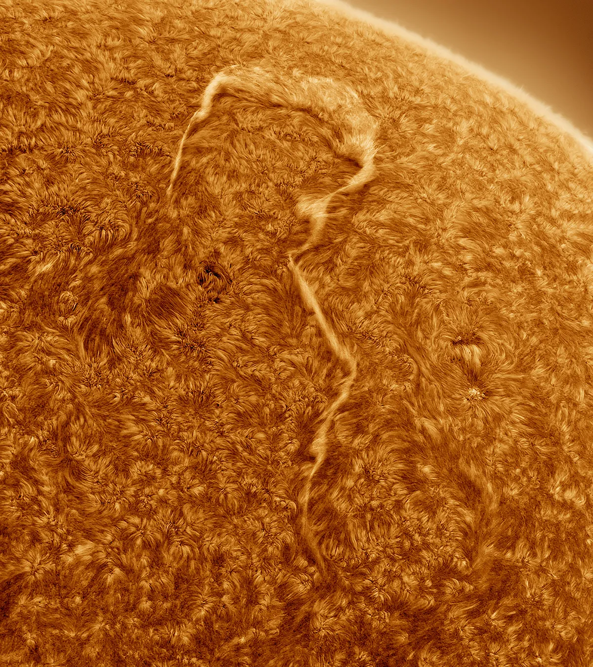 A Sun Question © Eduardo Schaberger Poupeau. Location: Rafaela, Santa Fe, Argentina. Winner, Our Sun category. Taken with a Sky-Watcher Evostar 150ED DX Doublet APO refractor telescope, Daystar Quark Chromosphere filter, Baader ERF frontal filter, iOptron CEM70G mount, Player One Apollo-M Max camera, Gain 100, 840 mm focal length 120 mm aperture, 2 panels of 115 x 3.47-millisecond exposures
