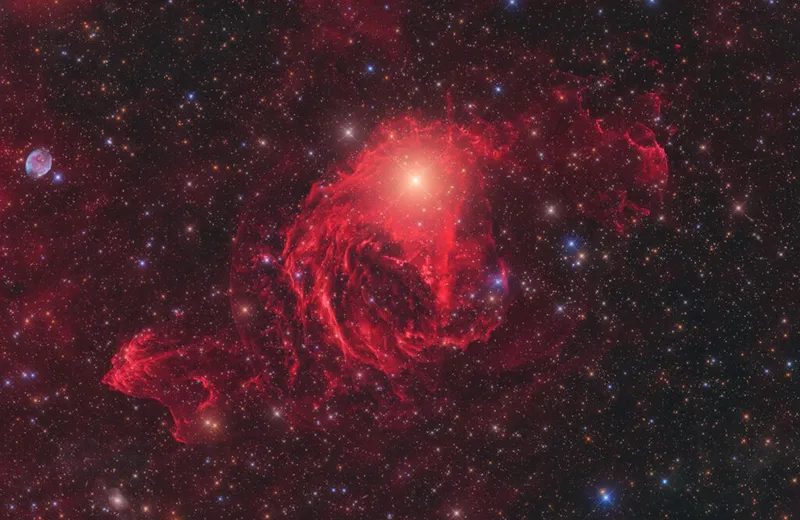 Una nueva clase de nebulosas galácticas alrededor de la estrella YY Hya © Marcel Drechsler.  Ubicación: Offaly, Chile.  Ganador en la categoría Estrellas y Nebulosas.  Tomada con telescopio ASA Newtonian de 500 mm, montura ASA DDM85, FLI ProLine 16803, 1900 mm f/3,8, exposiciones de 890 x 1200 s, exposiciones de 672 x 300 s, exposiciones de 15 x 1800 s