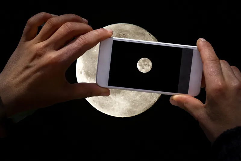 Photograph the full Moon with your smartphone. Credit: 	Brigitte Blättler / Getty Images