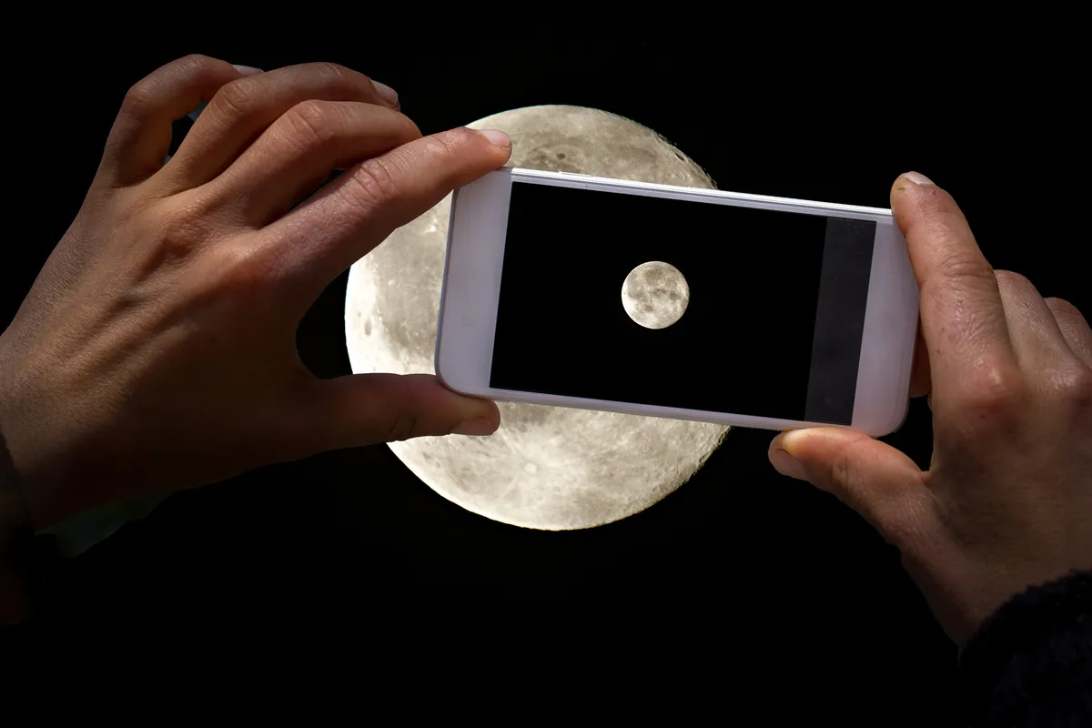 Photograph the full Moon with your smartphone. Credit: 	Brigitte Blättler / Getty Images