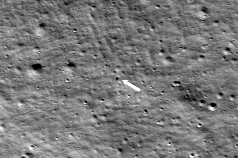 Zoomed in image with arrow showing location of Odysseus lander on the Moon. Credit: NASA/Goddard/Arizona State University
