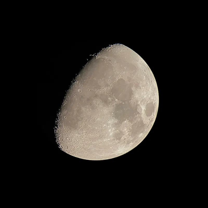 La Luna, tomada con el telescopio Bresser ISA Space Exploration NASA 70/700 AZ en un iPhone 5s utilizando el ocular de 20 mm y el adaptador para teléfono inteligente.  Crédito: Steve Richards