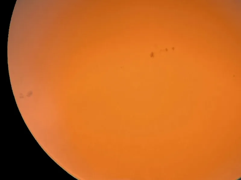 Manchas solares, tomadas con el telescopio Bresser ISA Space Exploration NASA 70/700 AZ en un iPhone 5s utilizando el filtro solar, el ocular de 20 mm y el adaptador para teléfono inteligente.  Crédito: Steve Richards