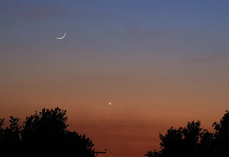Photograph of a crescent Moon, Mercury and Venus in the evening twilight. Credit: Pete Lawrence
