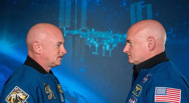 El Estudio de Gemelos de la NASA comparó a los gemelos astronautas Scott (izquierda) y Mark (derecha) Kelly, para observar el efecto de los vuelos espaciales en el proceso de envejecimiento.  Crédito: NASA