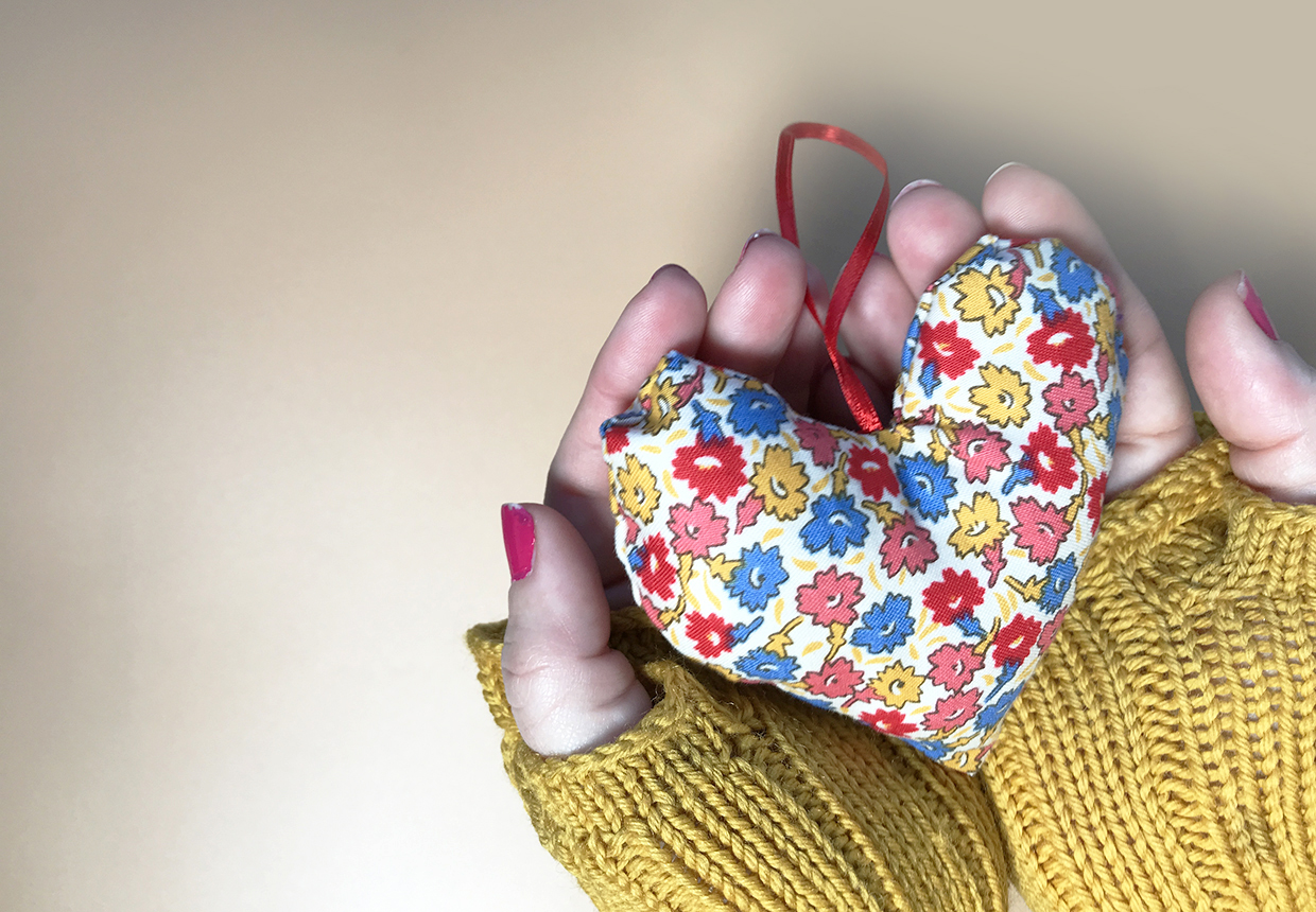 How to sew fabric heart decorations: free heart sewing pattern - Gathered