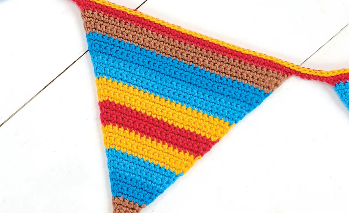 Free_crochet_bunting_pattern-seaside_bunting_striped_flag