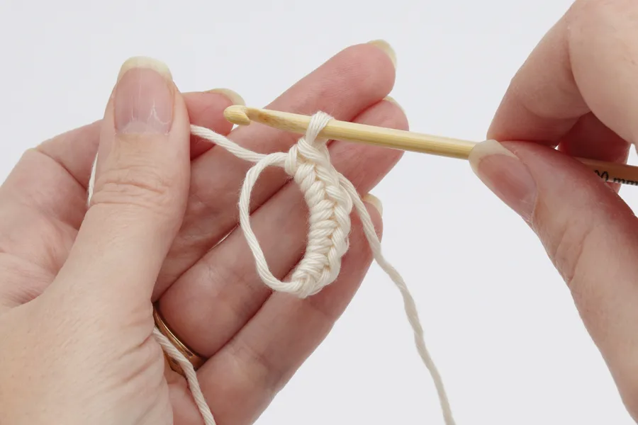 How to crochet a magic ring - how to crochet a magic circle - magic ring for beginners