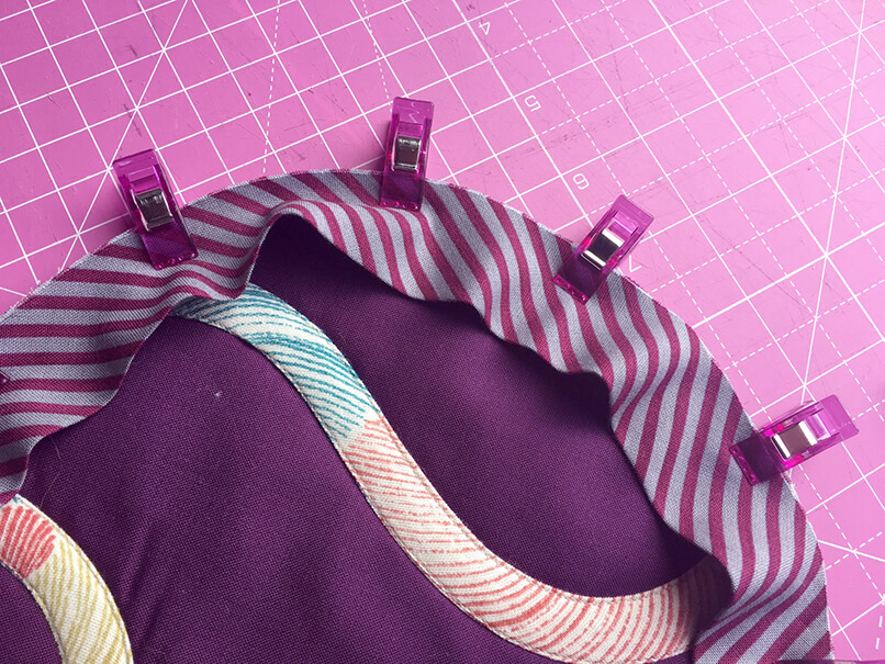 How to sew curved binding: use clips on the quilt edge