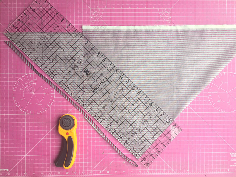 How to sew curved binding: cut strips at 45 degrees
