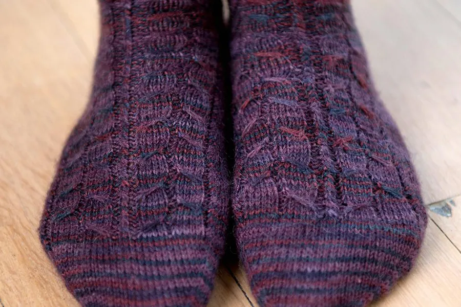 Free cable socks knitting pattern