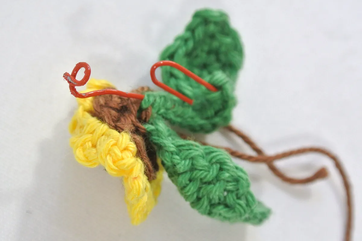 Mothers_day_crochet_bouquet_stem_step02