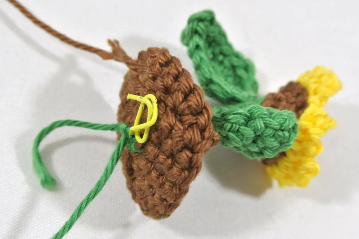 Mothers_day_crochet_bouquet_stem_step03