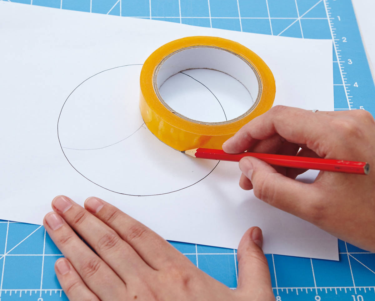 Drawing circle shapes on paper