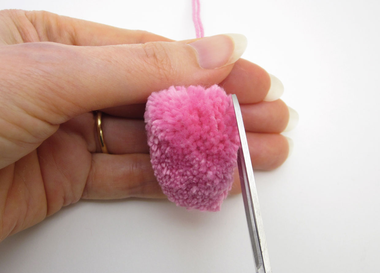 shaping_pompoms_how-to-shape_step2