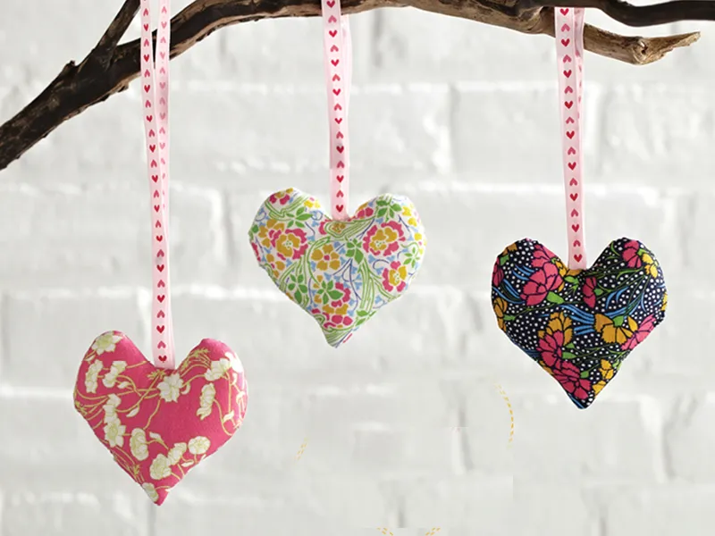 How to make fabric heart decorationsjpg